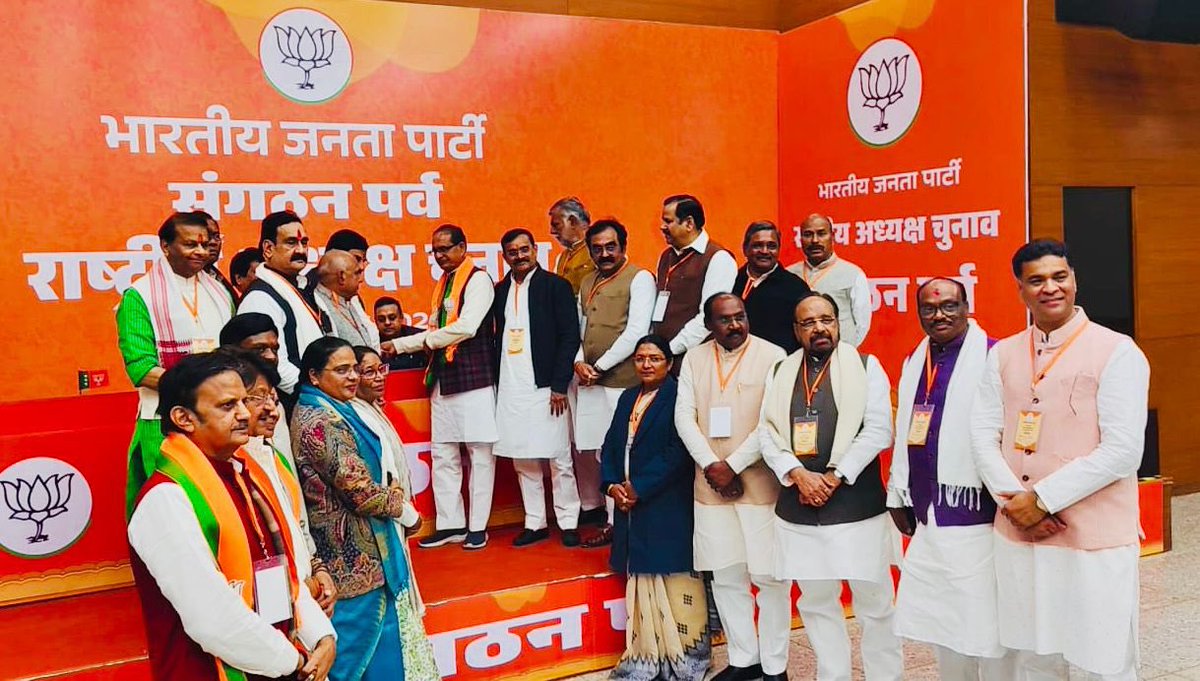 prahladspatel's tweet photo. मध्यप्रदेश के प्रमुख भाजपा के वरिष्ठजनो द्वारा आज @BJP4India के मुख्यालय दिल्ली में कार्यकारी अध्यक्ष मा @NitinNabin को अध्यक्ष बनाने वाले प्रस्ताव को भाजपा के निर्वाचन अधिकारियों को सौंपा ।@BJP4MP @DrMohanYadav51 @Hkhandelwal1964 सहित केंद्रीय मंत्रियों की उपस्थिति रही ।कार्यालय में अनेक राज्यों के नेताओं से उल्लास पूर्ण माहौल में मुलाक़ात हुई ।