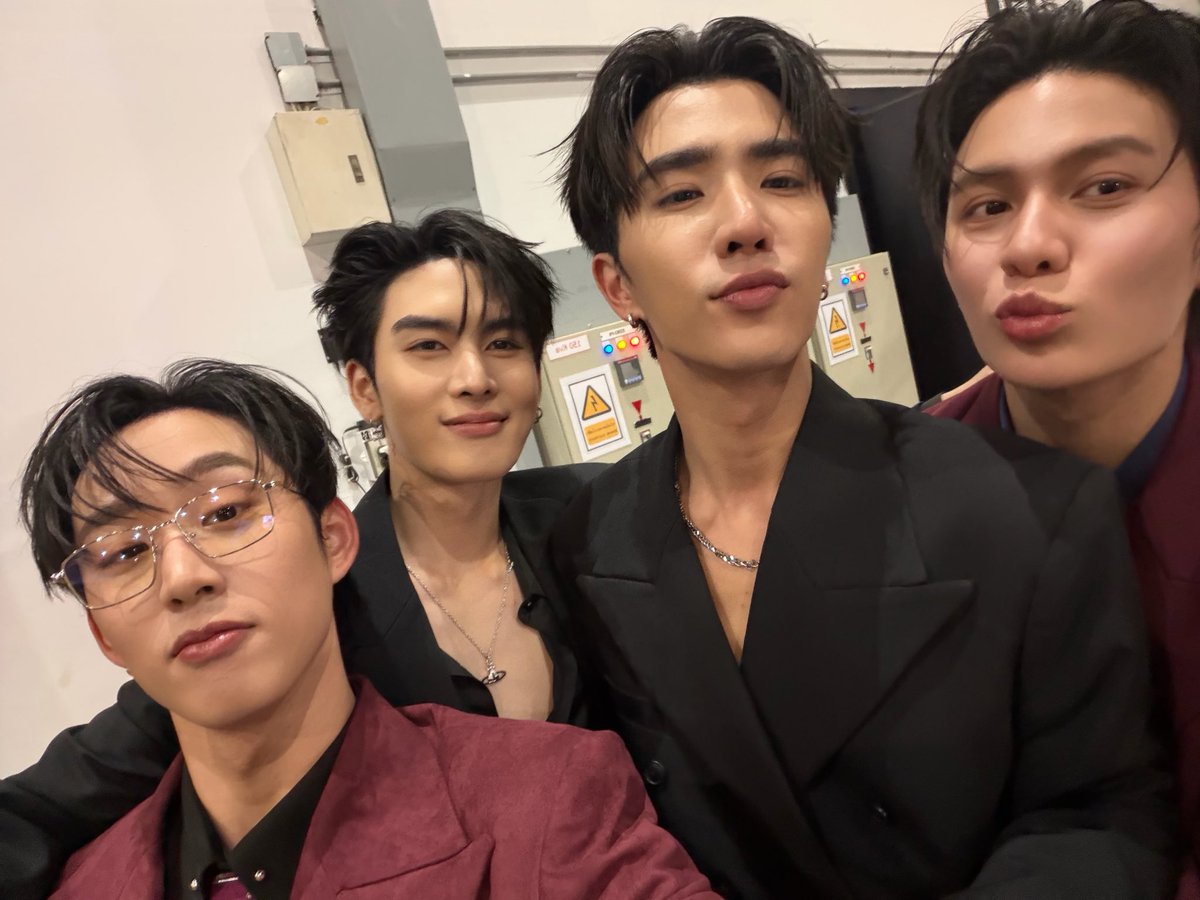 harxeuphoria's tweet image. williamest with perthsanta 😭🖤

( #williamest #วิลเลี่ยมเอส )
#MeAndTheeSeriesAfterParty