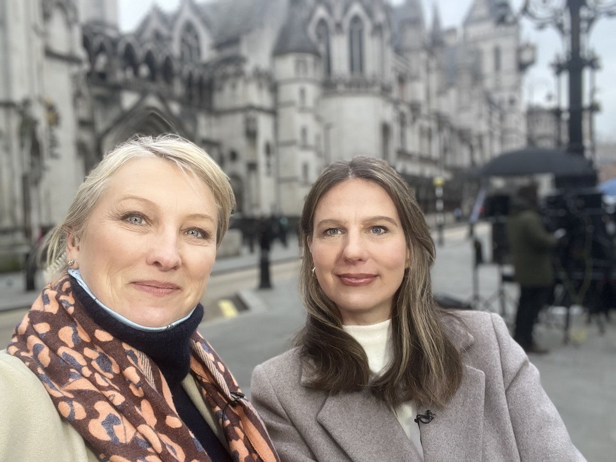 MartineBBC's tweet photo. Reporting live from the High Court for ⁦@BBCNews⁩ with ⁦@BBCHelena⁩ as Prince Harry’s case against the Daily Mail’s publisher gets underway https://t.co/V9sfaP8b8z
