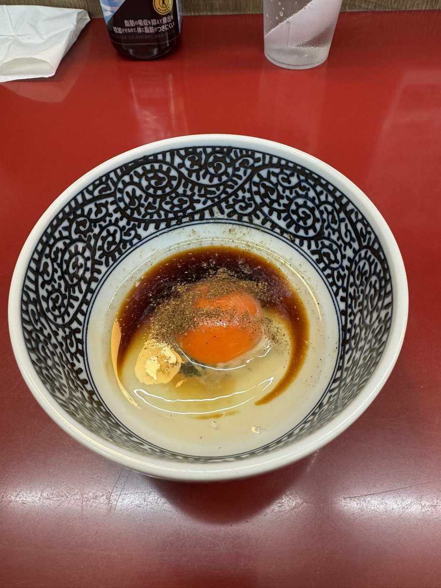 takewana's tweet photo. ジラフさん🦒
【小ラーメン】
【KABAYAKI】

今年から始まった月曜の夜営業、コンプしたジラフさんキーホルダーを引っ提げて凸！
店主さんそれ見て笑ってた😁
今日もアブラヤサイに始まり、厚豚かじりながら麺を頬張る！久々のカバヤキも激ウマ！ごちそうさまでした😋 https://t.co/wT81n86lbA