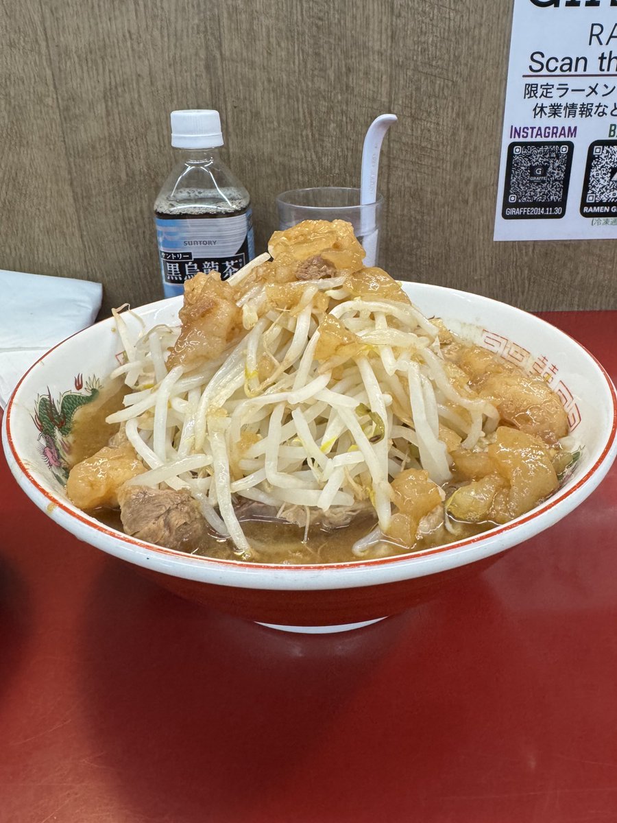 takewana's tweet photo. ジラフさん🦒
【小ラーメン】
【KABAYAKI】

今年から始まった月曜の夜営業、コンプしたジラフさんキーホルダーを引っ提げて凸！
店主さんそれ見て笑ってた😁
今日もアブラヤサイに始まり、厚豚かじりながら麺を頬張る！久々のカバヤキも激ウマ！ごちそうさまでした😋 https://t.co/wT81n86lbA