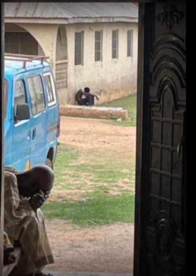 Life no care 💔E fit they touch pikin make e dey touch papa too 😢