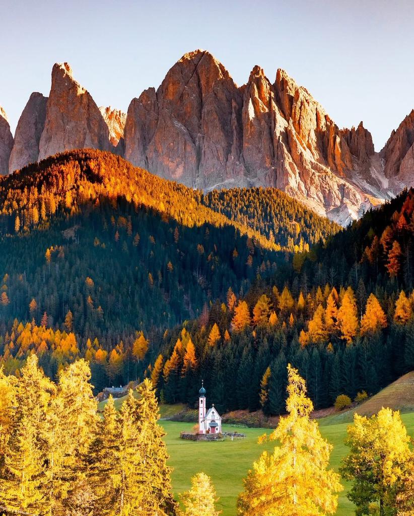 JamesLucasIT's tweet photo. Val di Funes is a valley in South Tyrol, northern Italy.

It is known for its scenic landscapes framed by the Odle peaks.

The name Odles comes from the Ladin word for “needles,” a reference to the sharply pointed peaks that characterize the group. https://t.co/MupXGyJblY