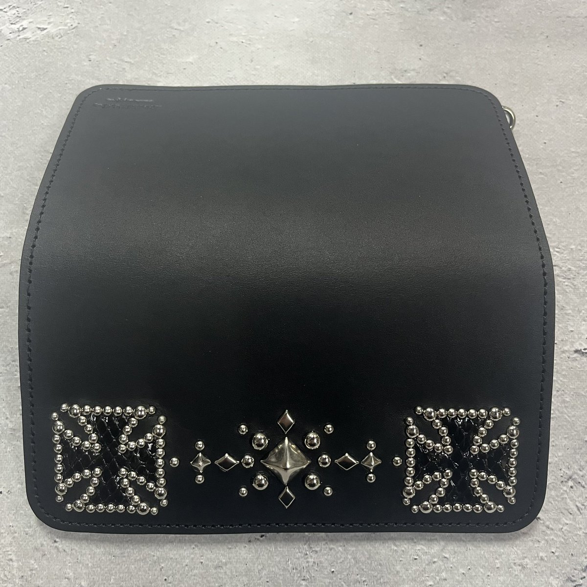 [BikaBika]アイアンクロス　スタッズ　レザー　ケース アイアンクロス スタッズ レザー コインケース - メルカリ