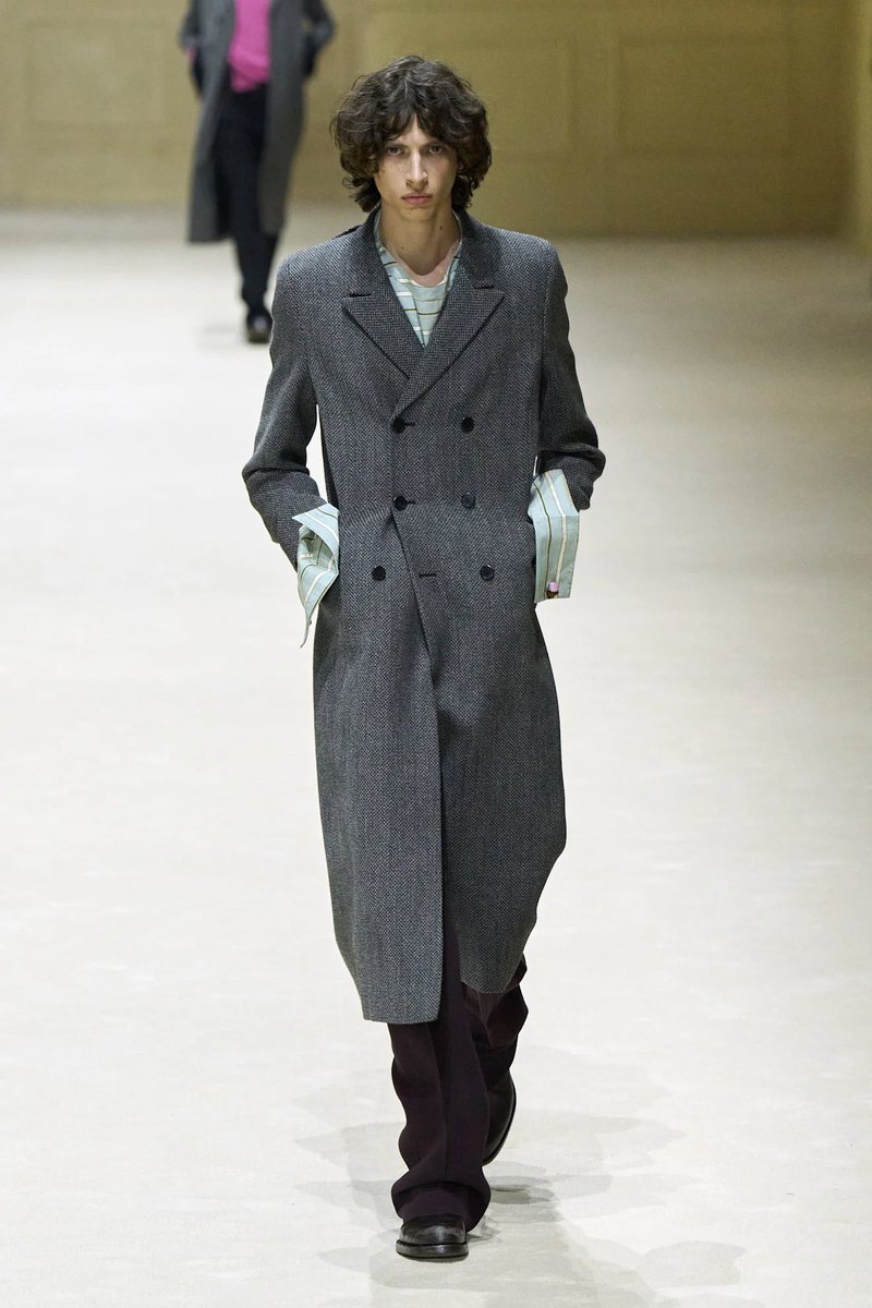 miso_butter_uma's tweet image. PRADA 2026 A/W

完全にIラインやな。

正直、僕も最近はほぼIラインのスタイル組んでたから納得感はあった。

でもIラインになるとやっぱ都会的な緊張感は出てくるよね。

ゆるく生きる事（リラックスサイズ）が板についた人がどういう反応するのかは気になるとこ。