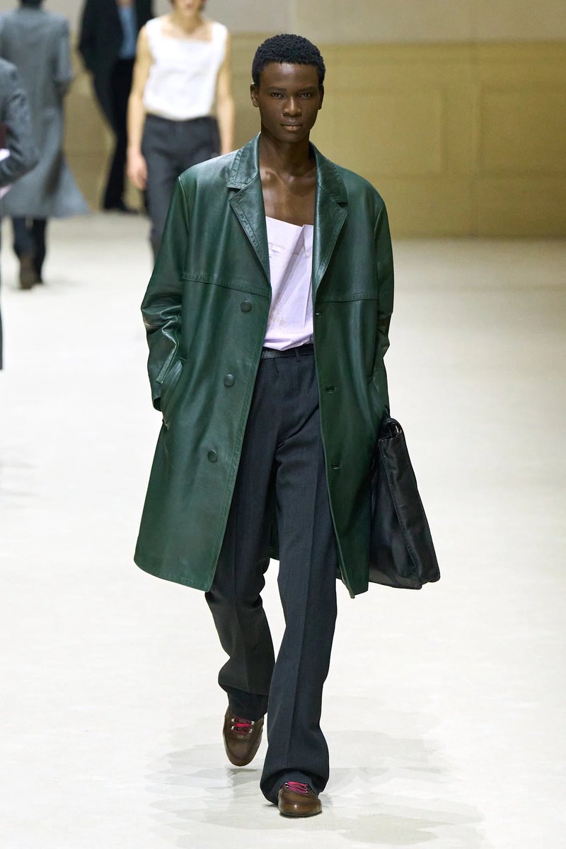 miso_butter_uma's tweet image. PRADA 2026 A/W

完全にIラインやな。

正直、僕も最近はほぼIラインのスタイル組んでたから納得感はあった。

でもIラインになるとやっぱ都会的な緊張感は出てくるよね。

ゆるく生きる事（リラックスサイズ）が板についた人がどういう反応するのかは気になるとこ。