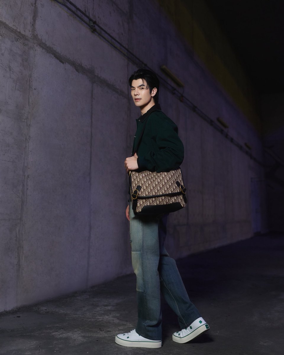 #ELLEMENAirportLook ส่องลุคหล่อของ มาย–ภาคภูมิ ในโททัลลุคจาก Dior ถ่ายทอดความเนี้ยบแบบร่วมสมัยในแบบฉบับสุภาพบุรุษยุคใหม่ ก่อนออกเดินทางสู่กรุงปารีส เพื่อร่วมชมแฟชั่นโชว์ #DiorWinter26 

#ELLEMENThailand 
#Dior
#MilePhakphum