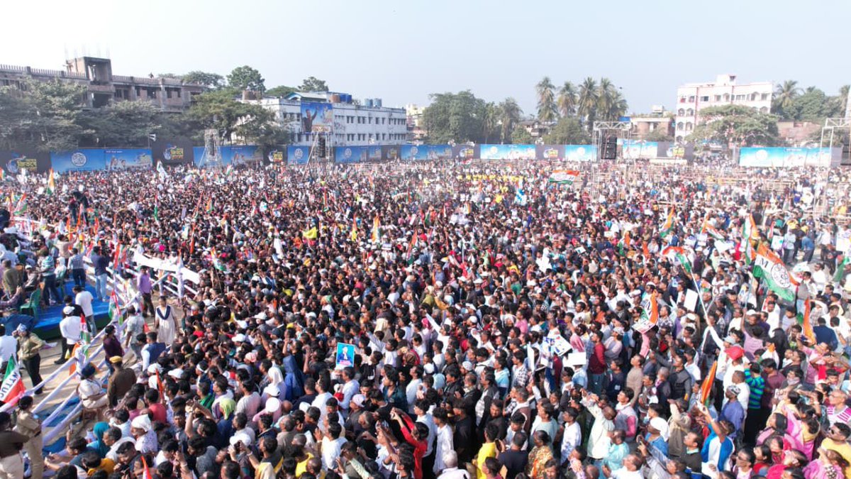 The people of Barasat have made their choice loud and clear - BJP’s defeat is no longer a question, it is a certainty. 
Bengal has seen through their lies, intimidation, and Bangla-Birodhi politics. 

Jotoi Koro Hamla,
#AbarJitbeBangla