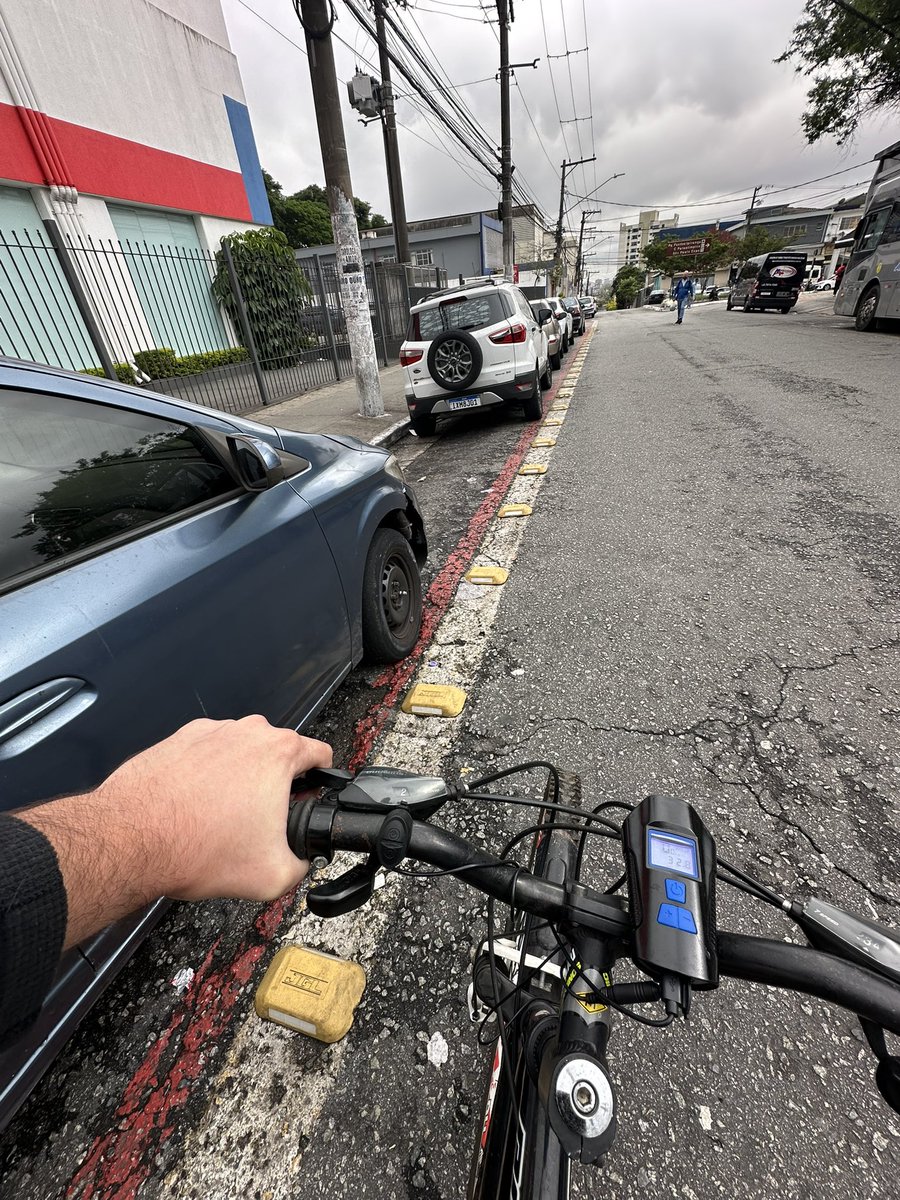 jorgemoric1's tweet photo. @CETSP_  como faz pra andar na ciclofaixa? https://t.co/FnaFYgHVOs