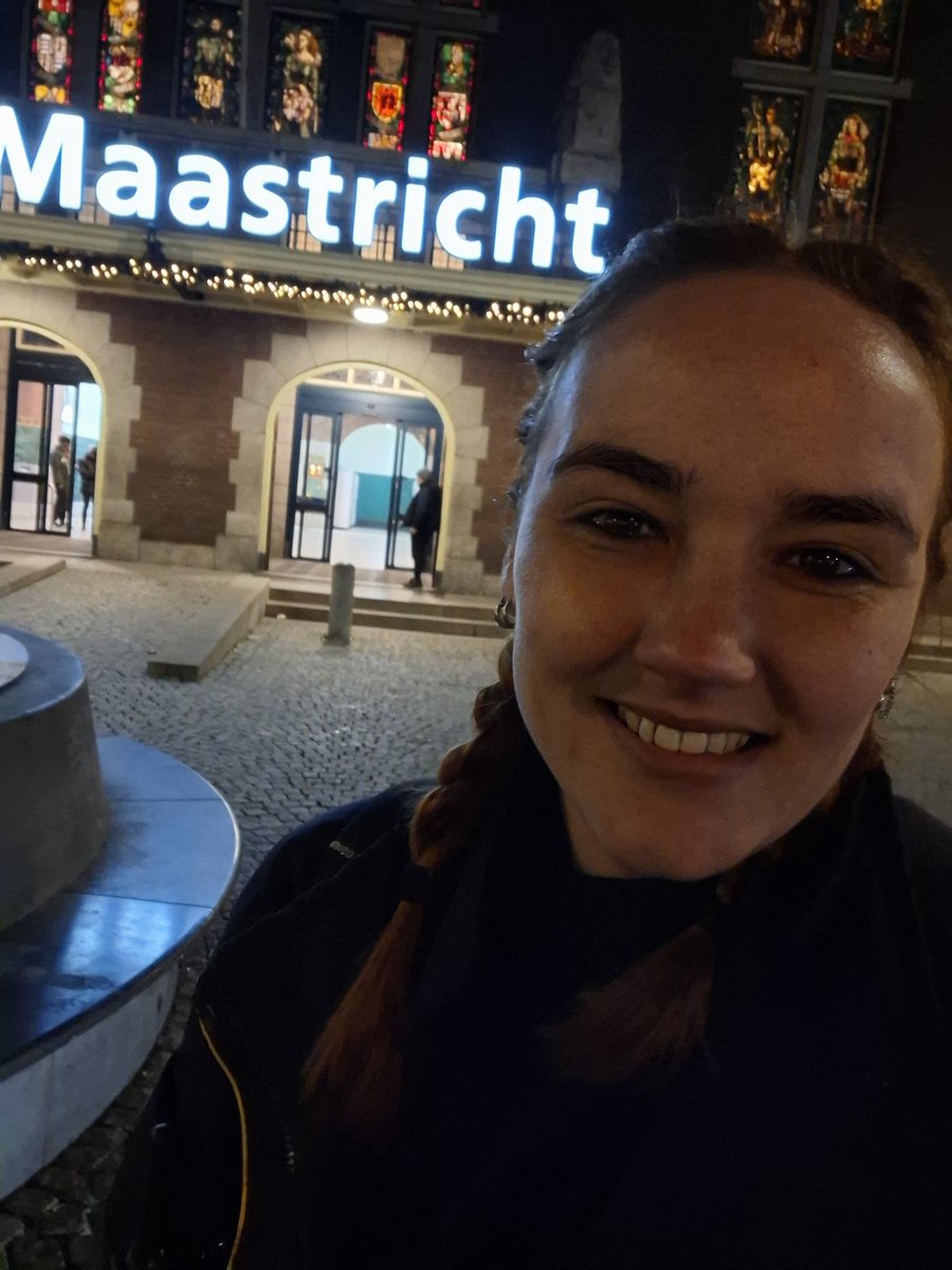 FrikandElless's tweet image. Logboek van een machinist: gisteravond mocht ik voor het eerst naar Maastricht rijden! 🚂💨🎉En op de terugweg in Roermond stonden de ouders op het perron om even te kijken😊😊 superlief! 
Eindelijk heb ik nu alle Limburgse NS trajecten gehad! ✅️ en het smaakt naar meer!