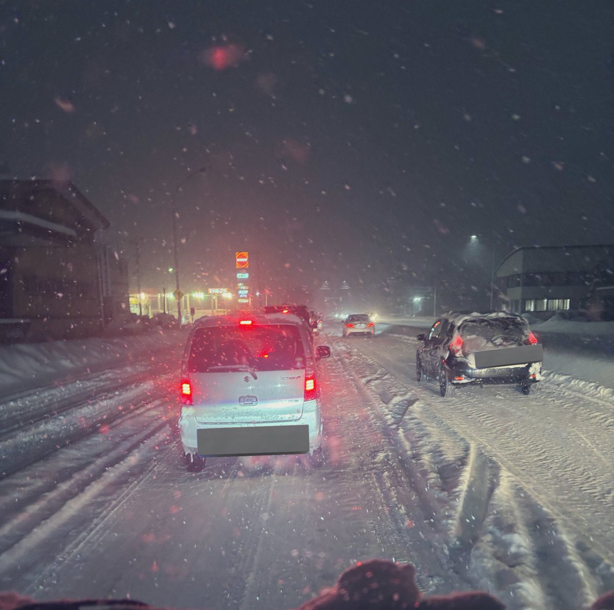 流通から家まで1時間半
ナビの赤い渋滞LINEがどこまでも続く

事故らなくて良かったレベルに轍にタイヤ取られまくった

社長は今から除雪らしい

#雪
#岩手
#盛岡
#除雪お疲れ様です