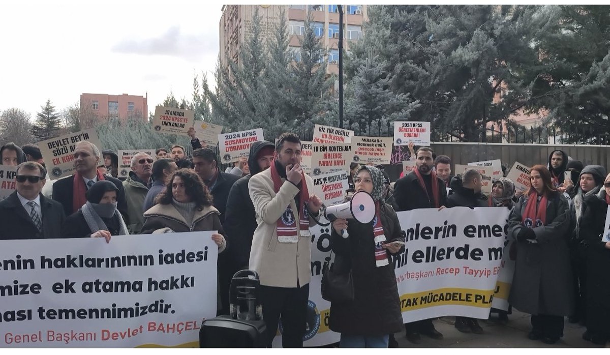 MEB ÖNÜNDE MESLEKTAŞLARIMIZA DESTEK VERDİK

Atama bekleyen öğretmeninden, mülakat mağdurlarına, özel sektör öğretmenlerinden, engelli meslektaşlarımıza kadar her alanda mağduriyetin giderek arttığı bir dönemde Milli Eğitim Bakanlığı önünde bir araya gelen meslektaşlarımıza destek