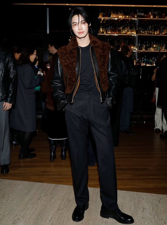 StreamForWinTH's tweet image. Look After Party หล่ิอพรวพราวมาก 

WIN PRADA FW26 ICONIC  

#PRADAFW26xWIN #PRADAFW26 #PRADA @Prada  #winmetawin @winmetawin