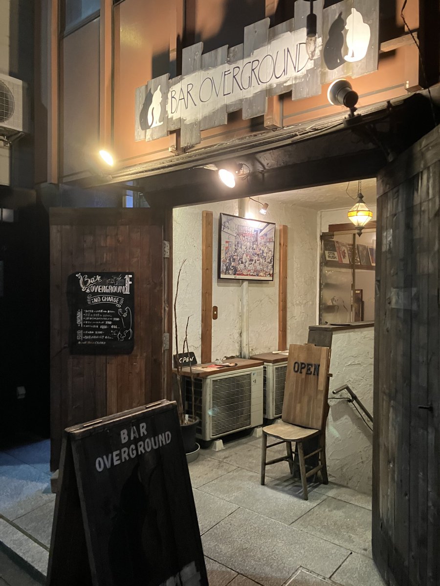 大変お待たせいたしました、個展本日よりご覧いただけます！
カベ埋まるだろうかと心配するも、ピッタリ収まり杞憂でありました。物販も充実しております！(特製ポストカードよい感じ、投げ銭いただいた方ぜひお持ち帰りください、という趣向です)
会期は今月29日までです、何卒！！