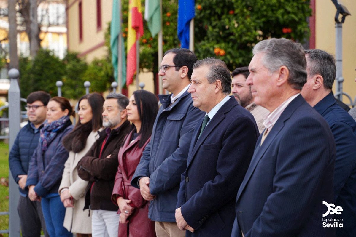 🖤Desde la Diputación hemos guardado un minuto de silencio en memoria de las víctimas del accidente ferroviario ocurrido en Adamuz (Córdoba).

En señal de respeto, hemos celebrado una concentración a las puertas de la institución provincial, a la que se han sumado el equipo de