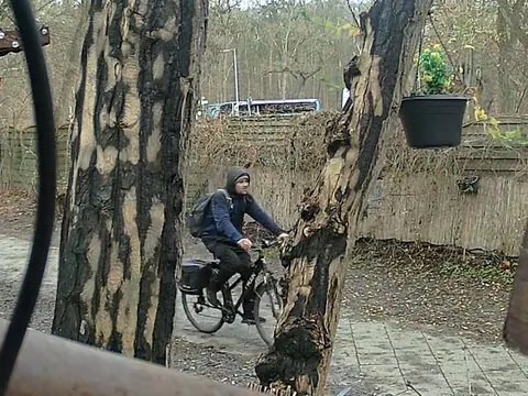 Wanted! Der Kerl hier soll am 6. Dez 2025 gegen 19.15 Uhr das Zelt eines Obdachlosen angezündet haben - Hinweise bitte an (030) 4664-911111 - Die StA Berlin hat 2.500 Euro Belohnung ausgelobt berlin.de/polizei/polize…