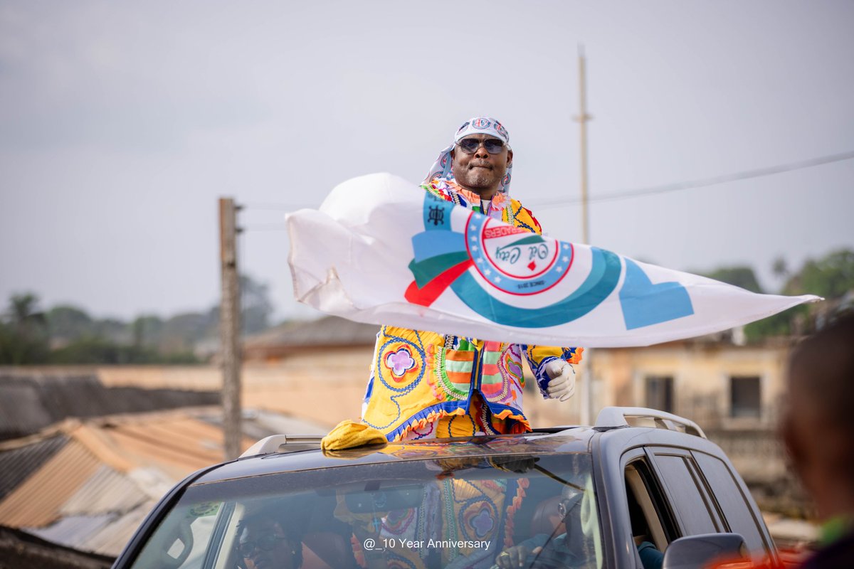 ahotor2015's tweet photo. Member of Parliament for Cape Coast waving the OILCITY MASQUERADES Flag 🏴🏴🏴🏴 @bryte_bell @_AhotorHypeCrew https://t.co/3UcUi3H9Jc