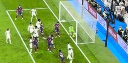 cullera5's tweet photo. Curiosamente en 2 jugadas que son gol del Barça el árbitro decide que no lo es y las cámaras de línea de gol que demuestran que en realidad es gol, dejan de funcionar, no dan ni 1 toma para la TV.

Pero los aficionados desde la grada desvelan el atraco una vez más. https://t.co/YOrDJC0xzl