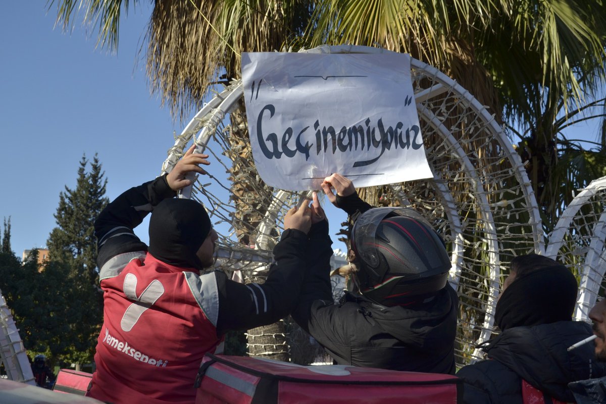 Düşük ücret, güvencesizlik ve ölüm pahasına çalıştırmaya karşı Adana'da kontak kapatan motorlu kuryelerin yanındayız. Başta işçilerin talepleri kabul edilmeli, parça başı çalışmaya dayalı esnaf kurye düzeni kaldırılmalıdır!