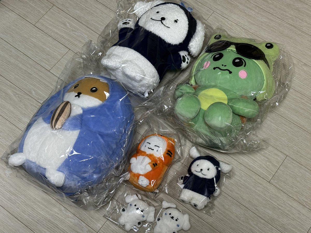 one2_514's tweet photo. 몬뭉치 인형 양도 합니다! 
탈덕 아니고 여유분으로 사둔거라..🥺

🔽오픈채팅으로 연락주세요!!
https://t.co/8i7UD9xGhr https://t.co/jdciZDDDqy