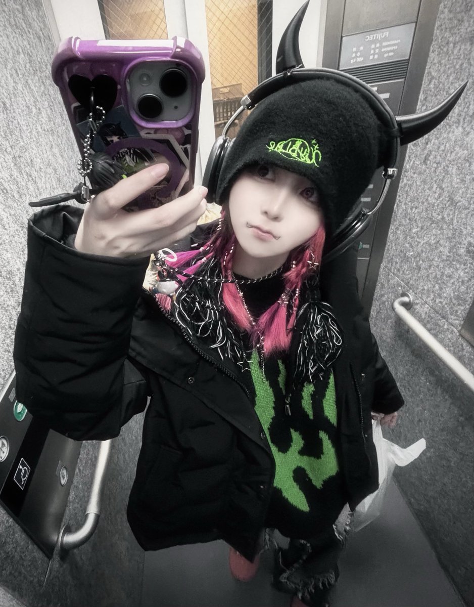 😈