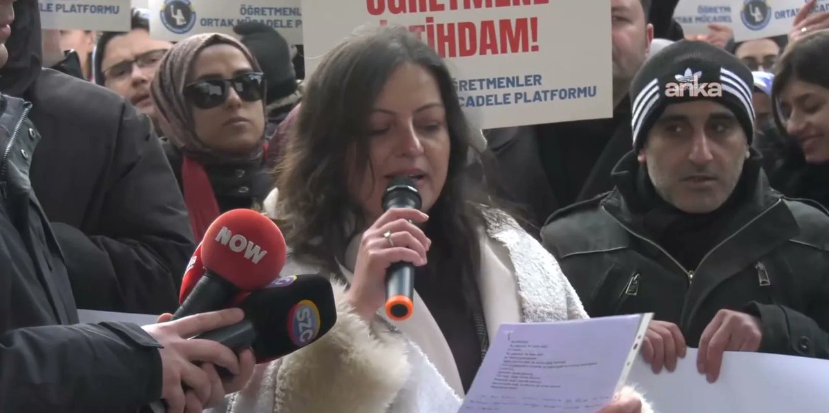 "BİNLERCE HAYALİN AYNI ANDA ASKIYA ALINMASIDIR"

Seher Çoban isimli öğretmen; “Bizler bu ülkenin çocuklarıyız. Bu ülkenin üniversitelerinde okuduk, bu ülkenin sınavlarına girdik, bu ülkenin müfredatına göre yetiştik” ifadeleriyle başlarken “Hayatımızı bir gün sınıfa girip