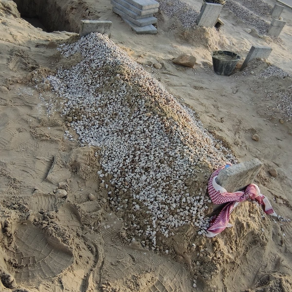 اللهم اغفر لجدتي وجعل قبرها روضه من رياض الجنه