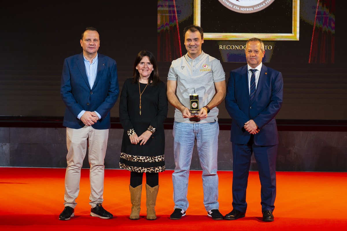 Gran representación Navarra de todos nuestros estamentos en la exitosa Gala de la <a href="/RFEBS/">RFE Béisbol y Sófbol</a> . En dicha Gala recibimos dos reconocimientos: uno para la navarra Uxua Modrego como mejor jugadora de sófbol y otro a la Federación Navarra por este año 2025.
