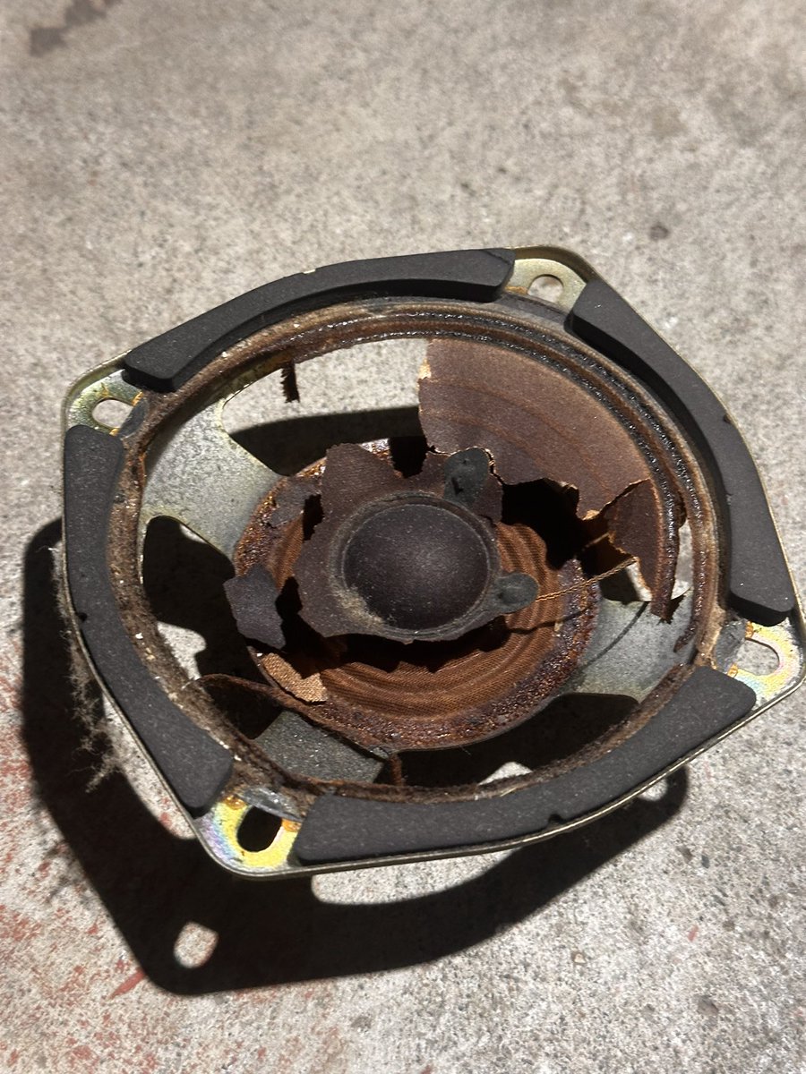 ちなみに付いてた純正スピーカーこれ 安いグレードだから運転席側に