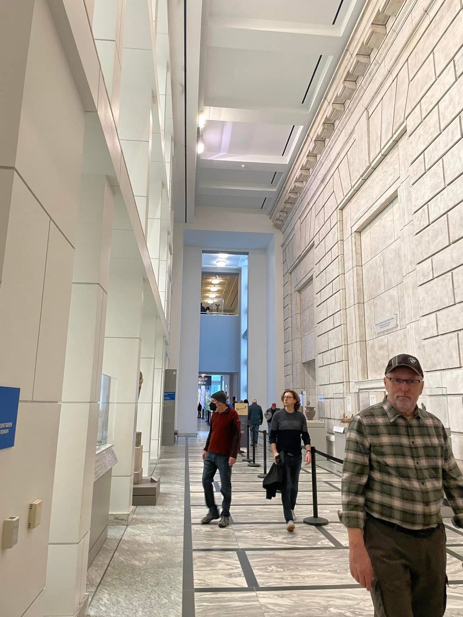 The oblique views and spatial richness generated by the grid in the #detroitinstituteofthearts  atrium + the quality of light from the skylight and the framing of views make for varying degrees of soft/hard shadows.Spatial art w/i a museum container.