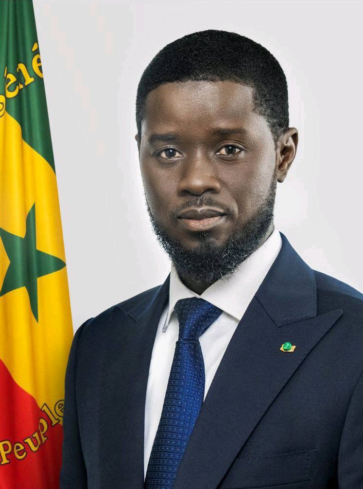 OfficialJoel4_'s tweet photo. Senegal 🇸🇳 President and Senegal Coach 

45yrs, 47yrs.

The young Generation is a blessing to Senegal https://t.co/nJPKgMMnWk