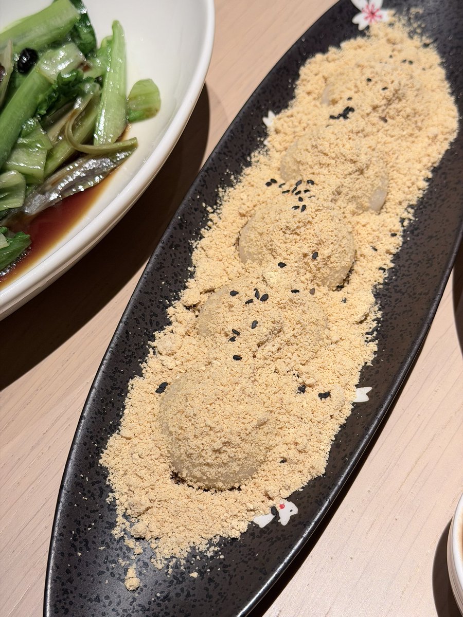 คือให้เลย เป็นร้าน vegetarian ในจีนที่อร่อยมาก แล้วอร่อยทุกเมนู แนะนำครับทุกคน แต่ผมจำชื่อร้านไม่ได้ 😀