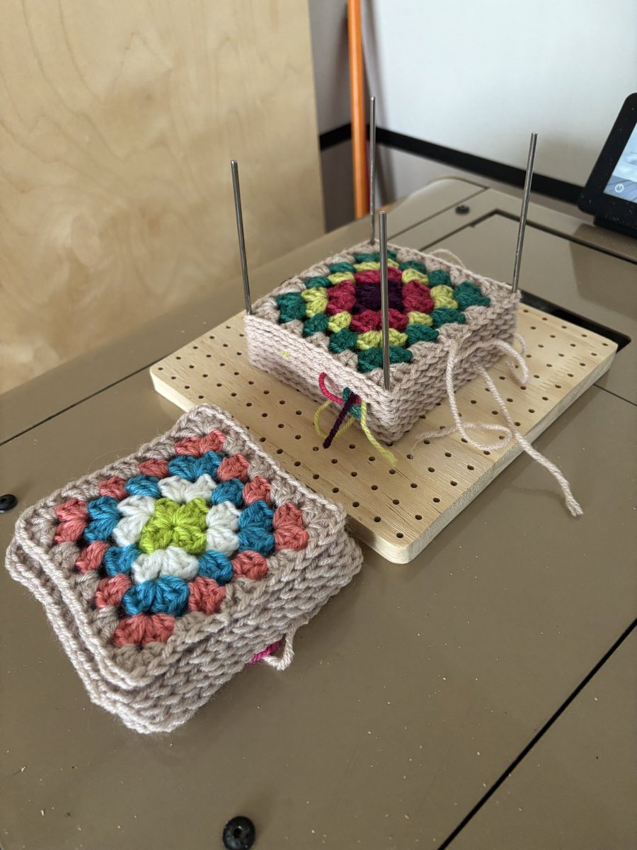 80. diena. Sega top jau gandrīz 3 mēnešus un esmu jau tik tuvu beigām, ka nebiju pat iedomājusies, ka tas kādreiz beigsies. Jāuztamborē vēl 30 gb, sāku jau visus iestiept vienā izmerā uz blocking boarda un ceru, ka līdz nedēļas beigām jau visi 221 būs gatavi.