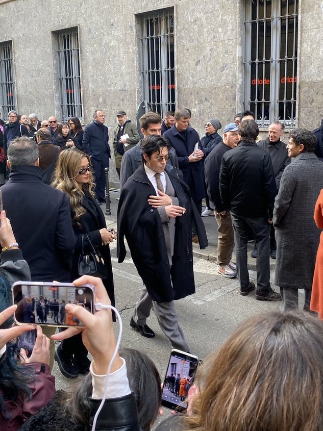 hudsonwupdates's tweet image. Hudson Williams arriving at the Giorgio Armani Milan fashion show today (via joshuatiboc)