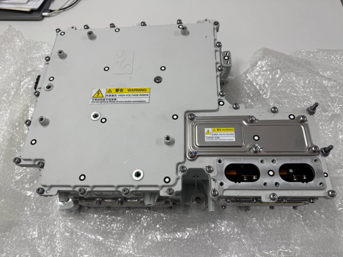 BYD・U8（ヤンワン）製リア駆動用インバータ。
U8は各ホイール独立駆動方式を採用しており、このリア用は2つのインバータを一括実装している。
リアだけで、各220kW。
合計、440kW。
リアだけで。