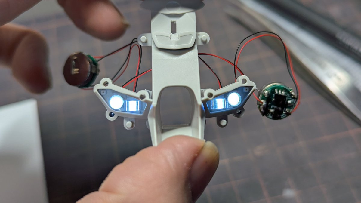 MENG 1/9 ZX10-R ヘッドライトのLED、内側の四角いレンズにも仕込んで