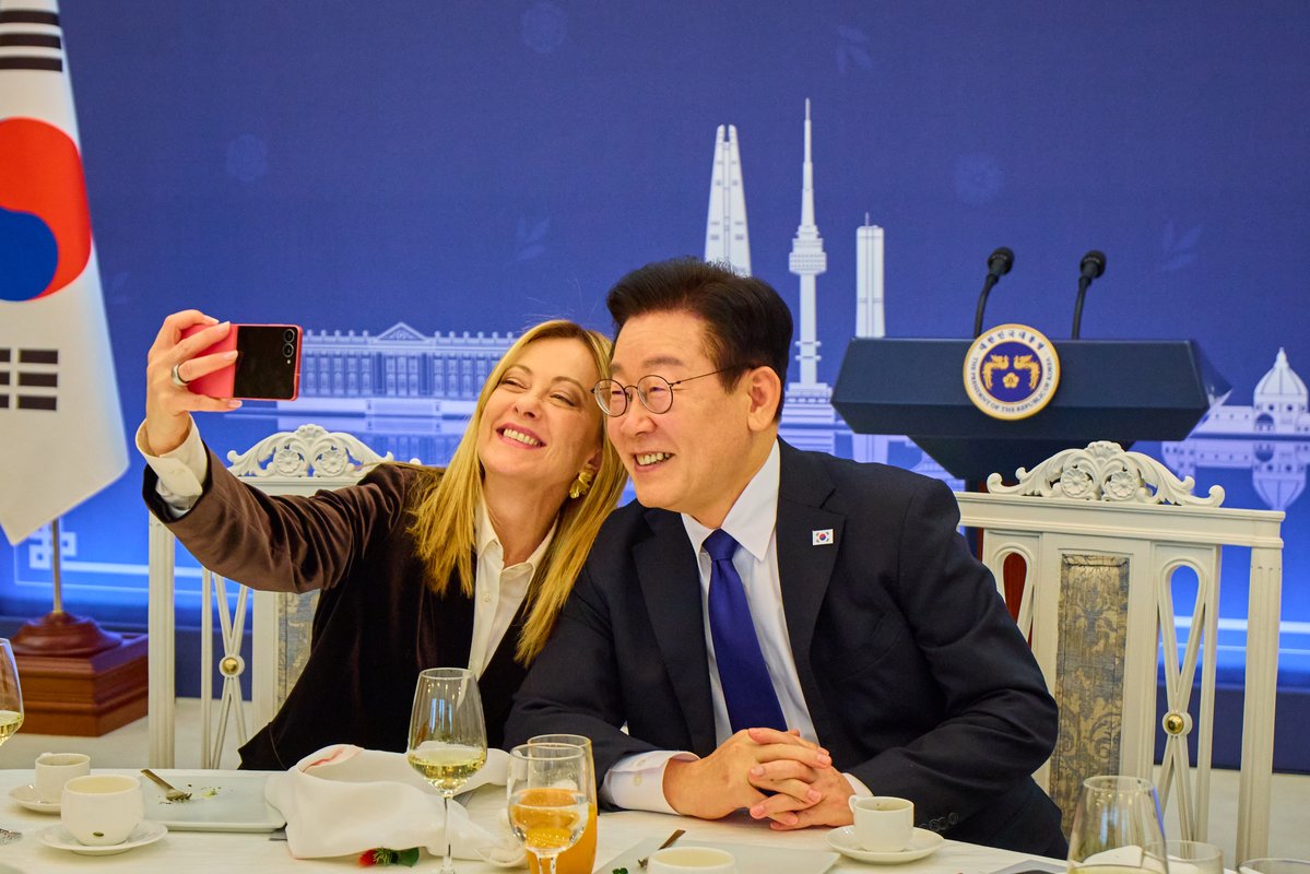 깜짝 선물에 화답하듯 찍어주신 멜로니 총리님과의 깜짝 셀카^^

연초의 바쁜 일정 중에도 시간을 내 방문해주실 만큼
한국과의 관계 발전에 큰 관심과 의지를 보여주셔서 감사합니다.

셀카에 담긴 환한 미소처럼, 대한민국과 이탈리아의 우정이 한층 더 깊어졌음을 느낀 시간이었습니다.

다음엔