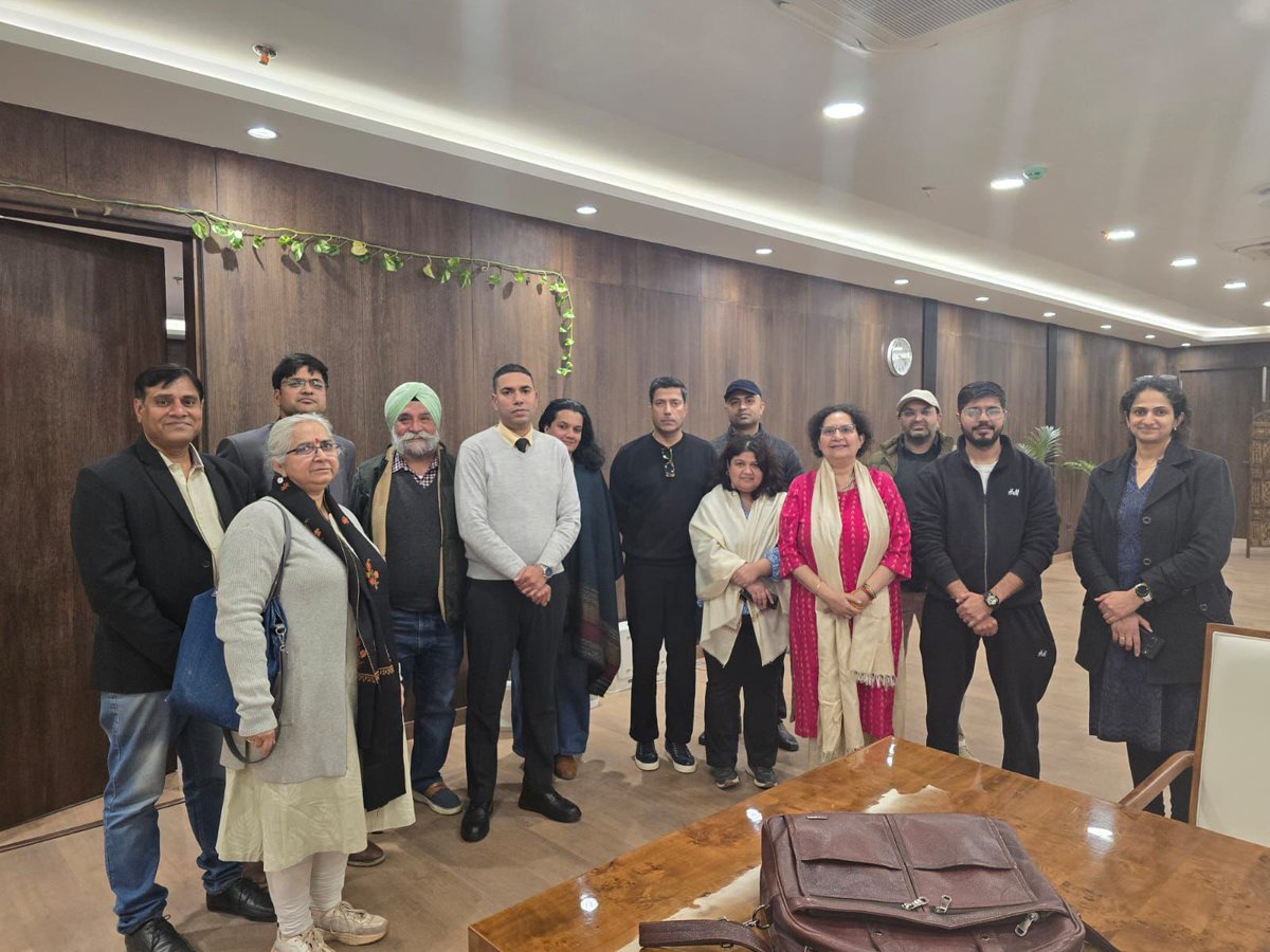 GauriSarin's tweet photo. Today residents across colonies of Gurgaon met with @PradeepIAS_HR @JalukaYash to discuss a. Dust on roads clean up b. Vendors  for waste pick up c. C & D waste d. RFP for D2D & Sweeping and bylaws delays. It seems clear approvals are pending at Chandigarh. Is @NayabSainiBJP @cmohry not keen to build a liveable city and only pulling the funds away from Gurgaon? @ulbharyana @VipulGoelBJP have all but killed Gurgaon. @PMOIndia @mlkhattar @CAQM_Official need to intervene. @Suhelseth