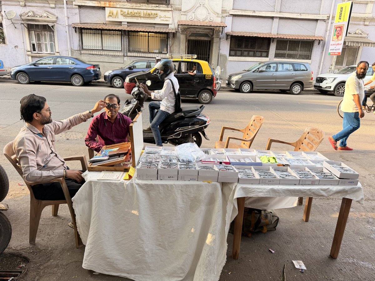 Kudos to <a href="/MumbaiPolice/">मुंबई पोलीस Mumbai Police</a> &amp; <a href="/MTPHereToHelp/">Mumbai Traffic Police</a> for this fantastic initiative! 👁️👮‍♂️ Spotted a free eyesight check-up stall in Colaba today. Such a thoughtful step toward ensuring road safety for everyone. Small checks, big impact! 🛣️✨ #MumbaiTrafficPolice #RoadSafety #Mumbai
