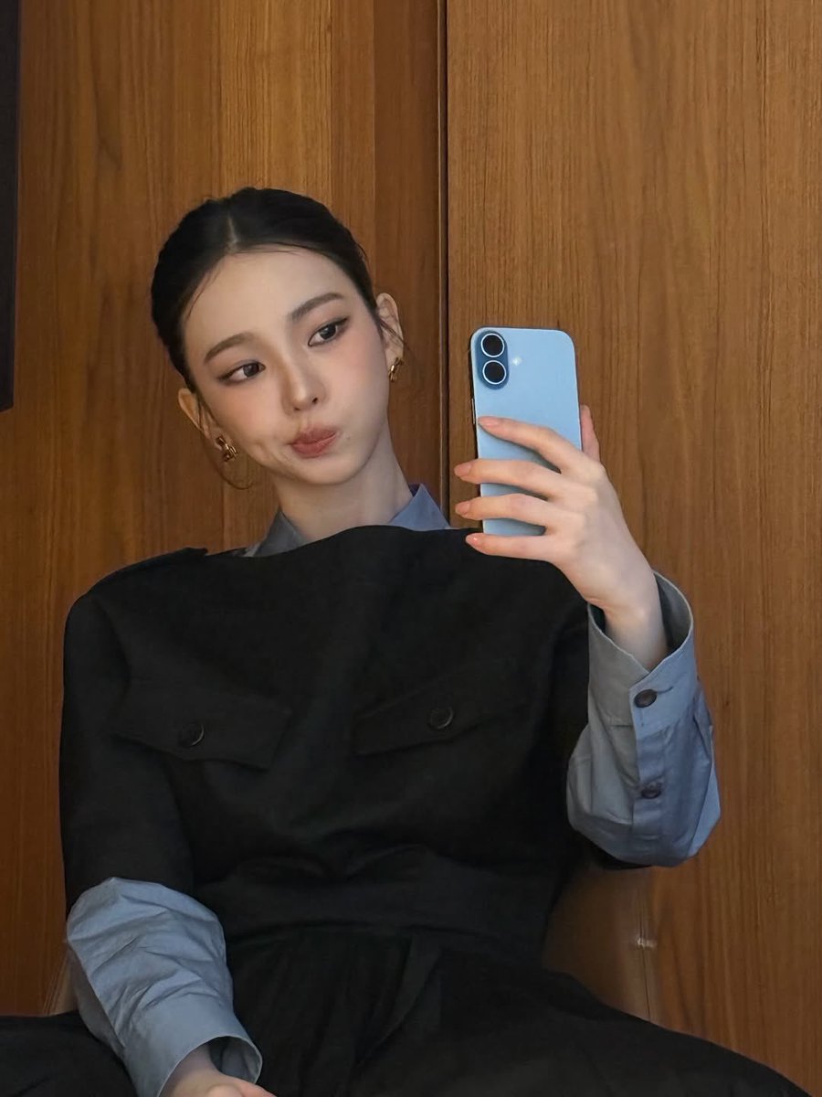 ornniverse's tweet image. ทำอะไรก็น่ารักไปหมดเลยยัยคนนี้

KARINA AT PRADA FW26

 #KarinaxPradaFW26