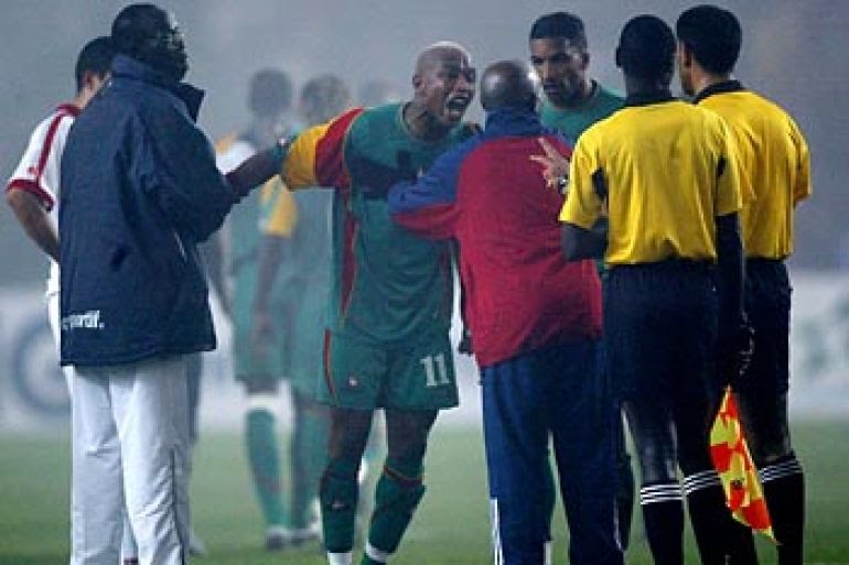 KarimnajiKarim's tweet photo. Ce n'est pas la première fois que le Sénégal se livre à ce genre de cirque. En demi-finale de la Coupe d'Afrique 2004 contre la Tunisie, juste après le but de Jawhar Al Mennari, les joueurs sénégalais ont interrompu le match et menacé de se retirer pour protester contre l'arbitre émirati, ce qui a nécessité l'intervention des forces de sécurité !! Ils sont ensuite revenus sur le terrain après de violentes altercations.

Un comportement malheureusement ignoble et inadmissible qui nuit à tout le continent.