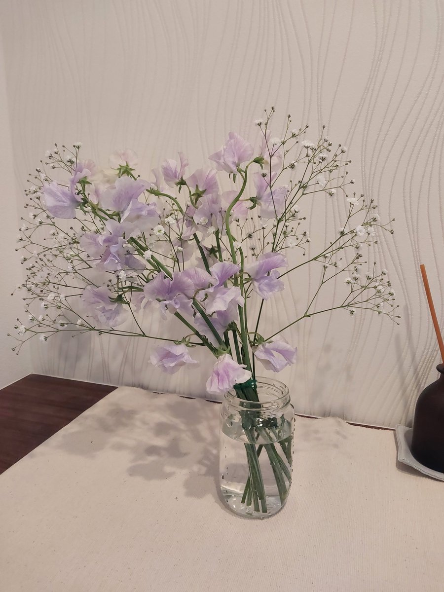 Yuna1941369's tweet photo. 最近、ムシャクシャする予定がある時、事前に花を買って飾っておくことで心の治安を守ってる。 https://t.co/iSfptbVb3y