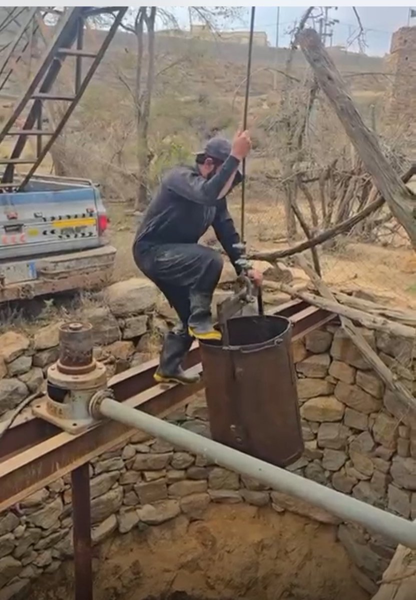 ذكرى 
تحداني يوما الجار الحبيب مصلح آل محمود النزول في بئر الأسود مع الأفغان وانا بالصف ٦ ، ركبت البرميل كالصوره ورفع البرميل ولكن المكره اعلاة أمسكت  أصابعي فهتكت الجلد وامتلى زيت وطين وألم لم اعهده من قبل ولا بعد ثم التهبت وسامحك ابا محمد 
نسامحه فهو أهلاوي وصاحب سمو🌷🤍💚