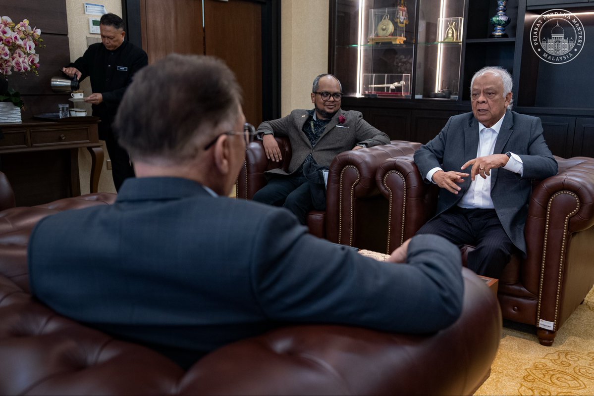 anwaribrahim's tweet image. Menerima kunjungan hormat Presiden Majlis Senator Malaysia Datuk Seri Khairudin E.S. Abd Samad lantas membincangkan peranan Majlis Senator dalam memperkukuh tadbir urus dan pembangunan negara.

Kami turut bertukar pandangan mengenai peranan strategik Majlis Senator dalam…