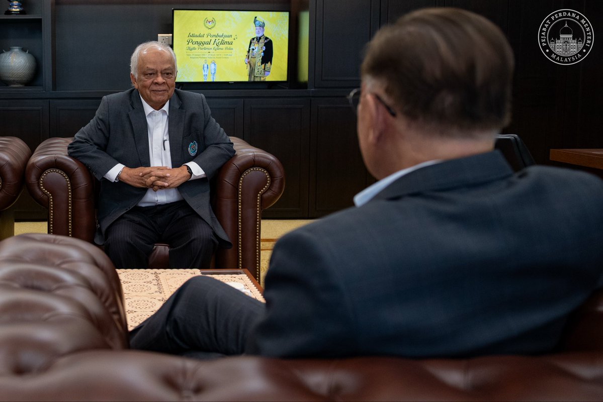 anwaribrahim's tweet image. Menerima kunjungan hormat Presiden Majlis Senator Malaysia Datuk Seri Khairudin E.S. Abd Samad lantas membincangkan peranan Majlis Senator dalam memperkukuh tadbir urus dan pembangunan negara.

Kami turut bertukar pandangan mengenai peranan strategik Majlis Senator dalam…