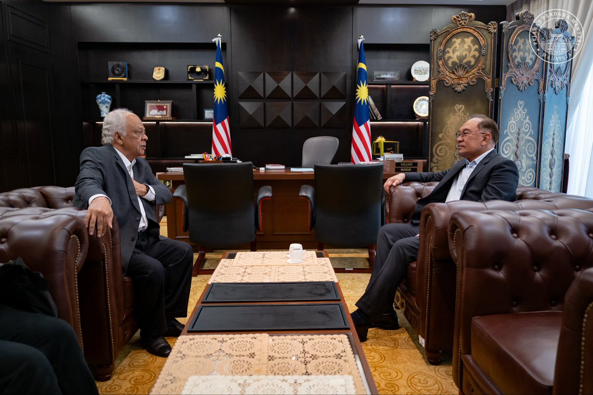 anwaribrahim's tweet image. Menerima kunjungan hormat Presiden Majlis Senator Malaysia Datuk Seri Khairudin E.S. Abd Samad lantas membincangkan peranan Majlis Senator dalam memperkukuh tadbir urus dan pembangunan negara.

Kami turut bertukar pandangan mengenai peranan strategik Majlis Senator dalam…