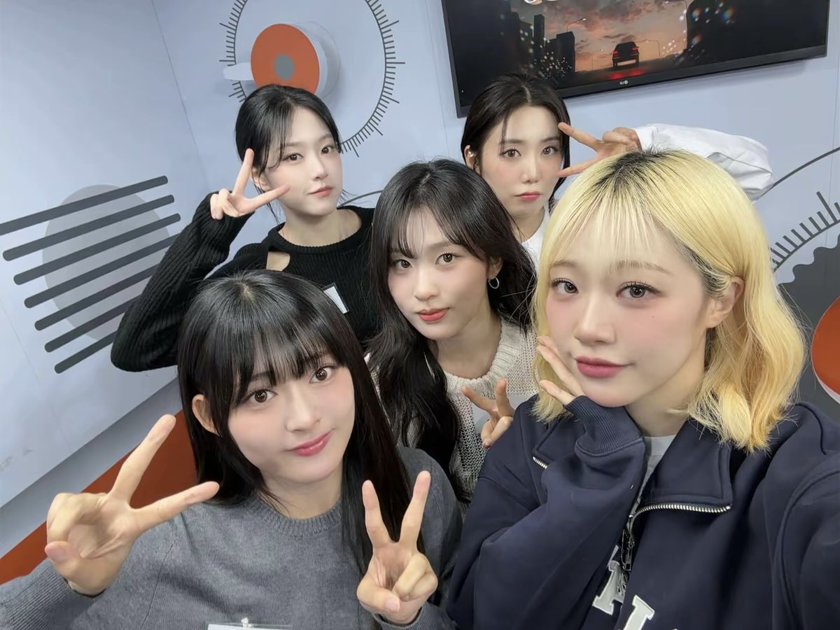 [📢]

잠시 후 오후 9시(KST)
LATENCY(레이턴시)가 아리랑라디오 [Radio’n Us]에 출연합니다.

🔗 youtube.com/live/P1fX2GGdV…

#LATENCY #레이턴시
#HEEYEON #JEEWON #HYUNJIN #HAEUN #SEMI
#아리랑라디오 #RADIOUS