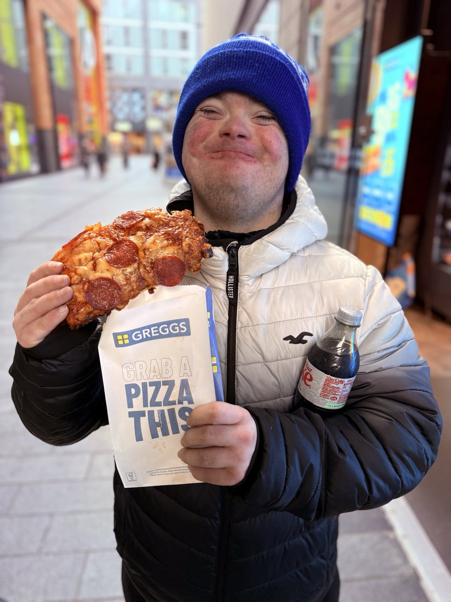FusionIncNW's tweet photo. Surely a contender for photo of the year? 📸🍕🤣 https://t.co/m30xafT1pr