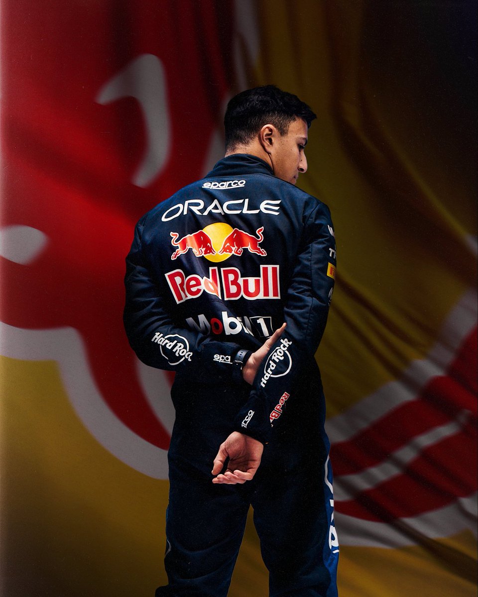AuRupteur's tweet photo. Hadjar en combi Red Bull. https://t.co/QvuelXY8NE