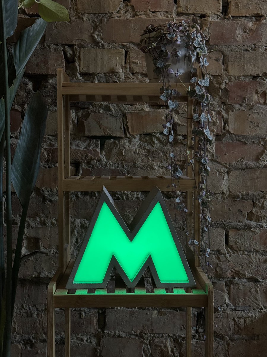 Дівчата з bruht залили бетоном наш світильник Метро! Тепер він не тільки яскравий, а й міцний і впишеться не тільки в попарт, а й в лофт інтер’єр😌